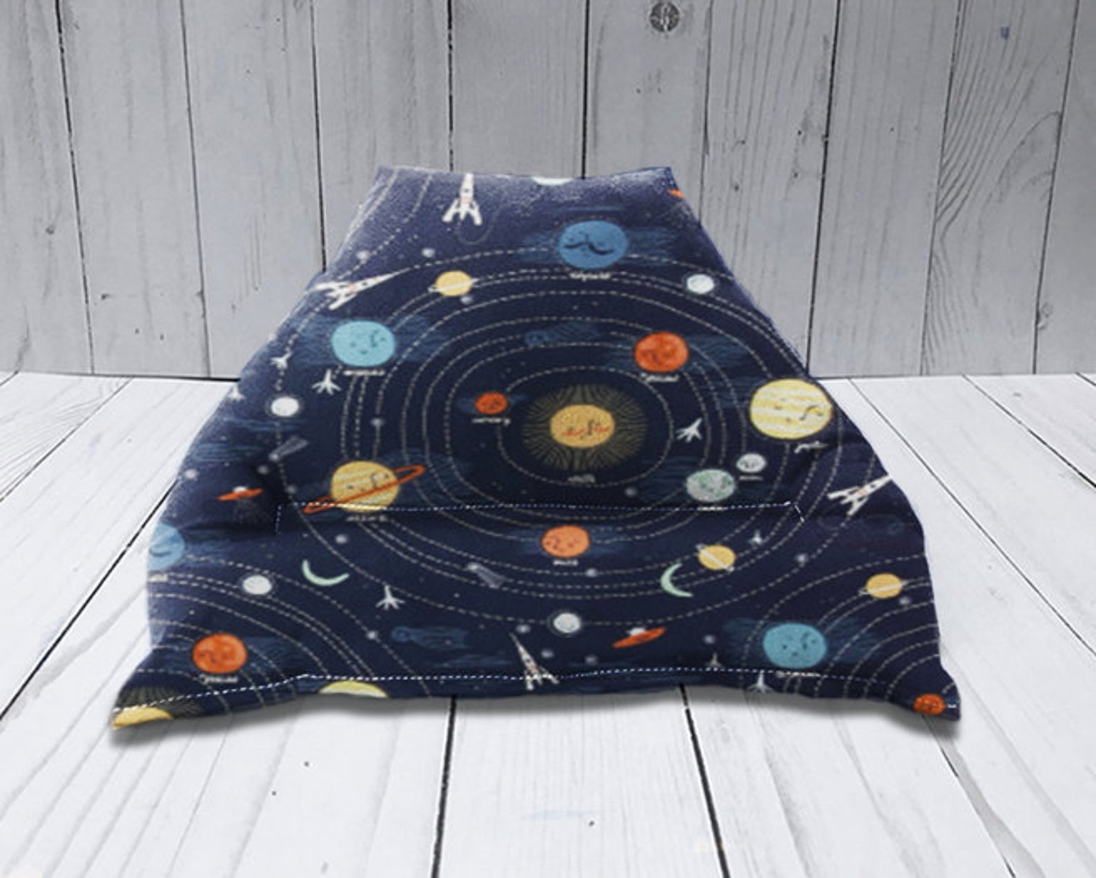 Space Pillow Stand